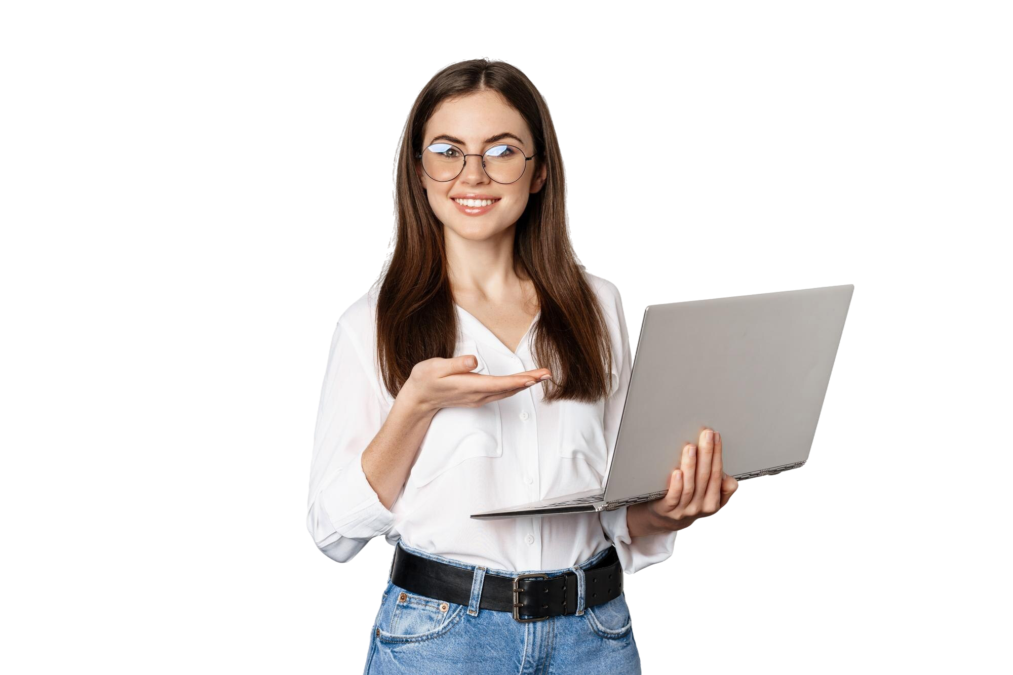 retrato-de-mulher-de-oculos-segurando-laptop-apontando-para-tela-mostrando-seu-trabalho-no-computador-em-pe